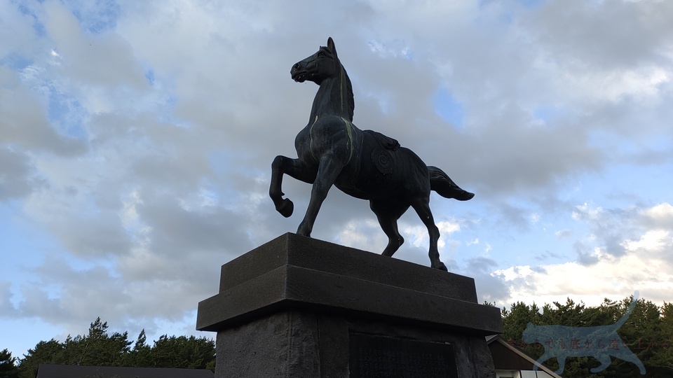 巨大な馬の像