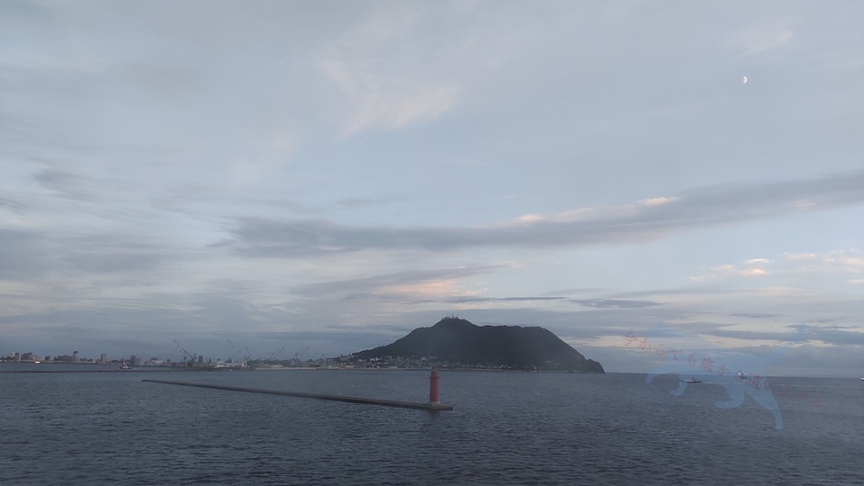 海から見る函館山