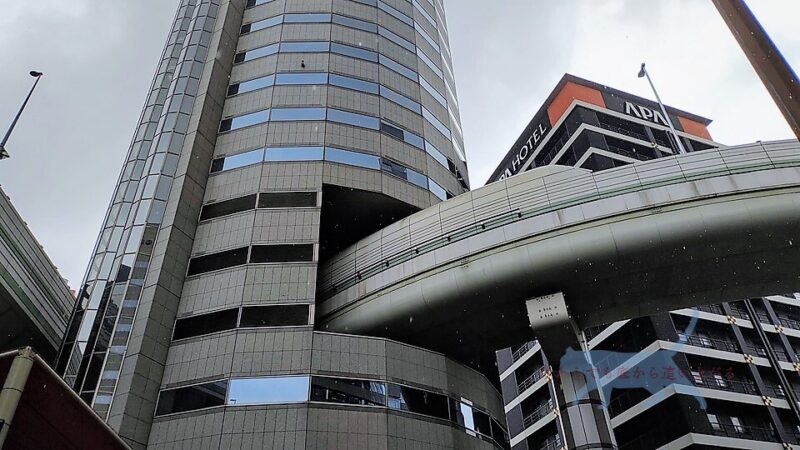 ビルの途中(5階～7階)を阪神高速がぶち抜いている。　 