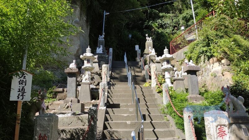 すると神社を発見！　野島稲荷神社というそうだ。