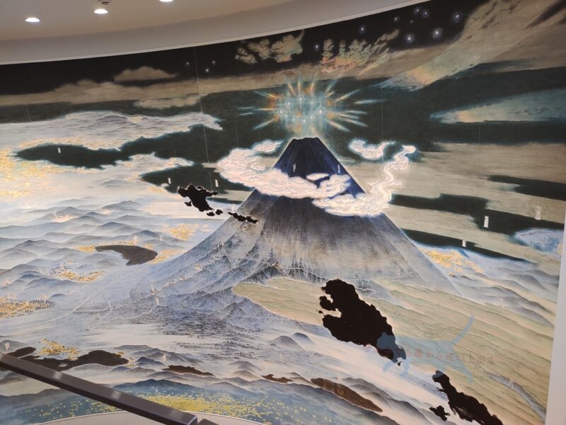 ルートに従って２階へ。　信仰の対象らしい神秘的な富士山