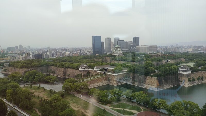 移動するさいのエスカレーターから大阪城が見えた
