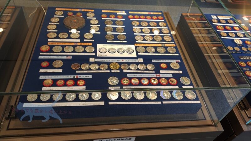 一度に色んな国のオリンピック記念硬貨を見る事が出来る