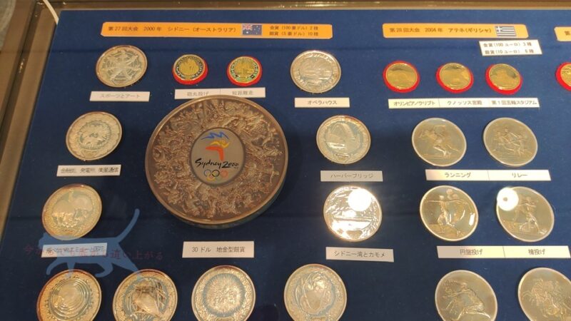 こんな大きいメダルのよう記念硬貨もあるのね(;'∀')　フリマサイトでも似たような物があって驚いた