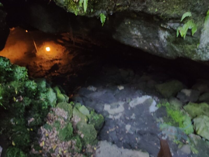 撮影しながらだと足場も悪く危険。立ち止まり撮影したけどもブレブレ  洞穴内の気温も一気に下がるので、空気が白く見える