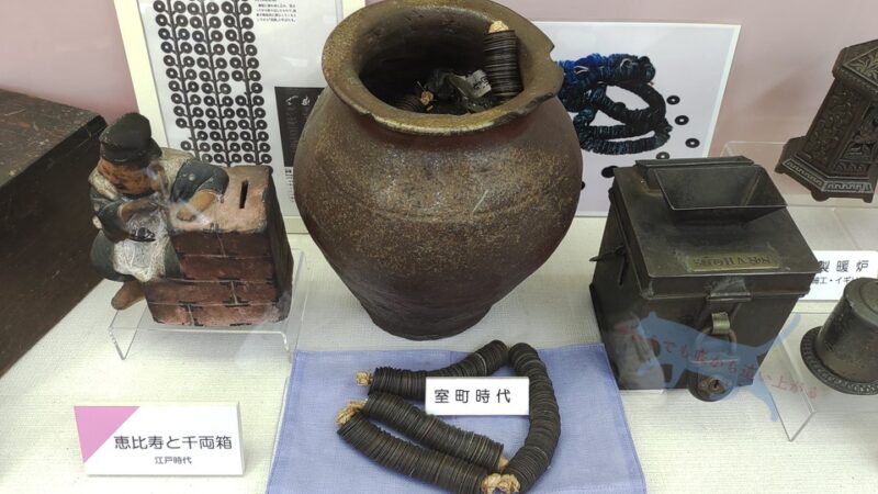 日本の貯金箱のルーツは縄文時代末から現れる「甕かめ」と考えられているそうだ