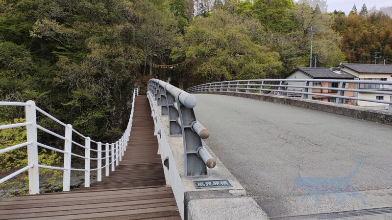全長38.25mの馬見原橋 上が車と歩行者のための橋で、下が歩行者専用の２層構造橋