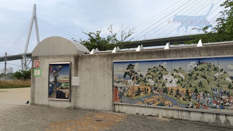 歴史ある場所なので壁には色々と描かれており。かつては港として賑わったことが伝わってくる