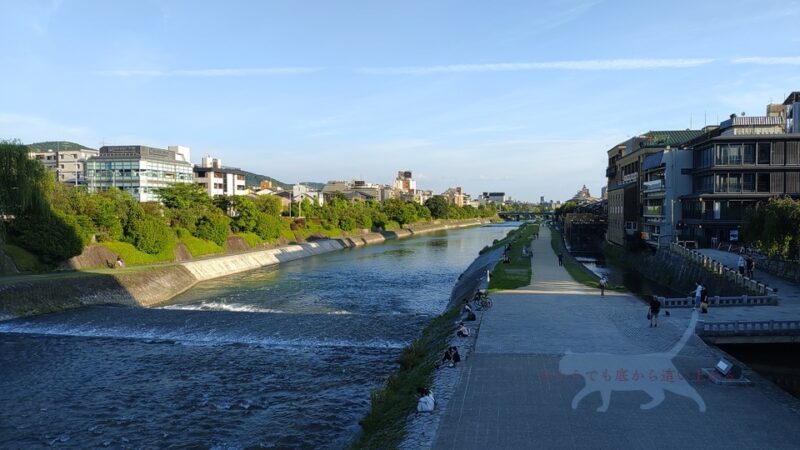 京都市内の南北を流れる約23kmの河川である鴨川　 昔処刑場でもあったけども、今は常にカップルが等間隔で座っていることで有名