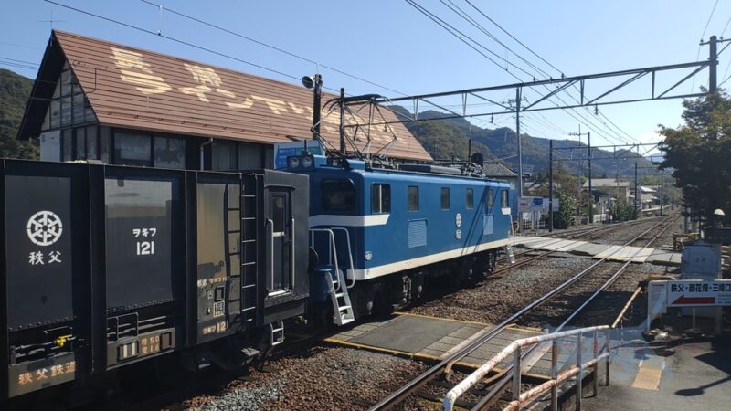 長瀞駅に着くとセメント原材用の石炭輸送列車がとまっていた。長い車両には驚いた
