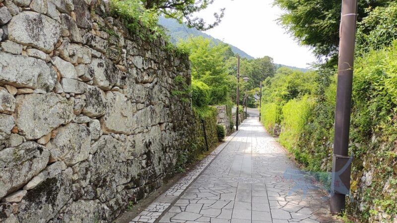 比叡山麓にある、ここ坂本は日吉大社・日吉東照宮・西教寺など　また宿坊なども多く存在する延暦寺の門前町として栄えた場所