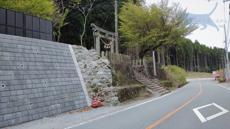 少し離れた場所に広目の無料駐車場が用意されており、いよいよ上色見熊野座神社を目指します