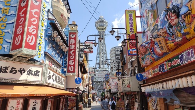 大阪・新世界といえばこの景色が有名 　老舗ふぐ料理店「づぼらや」のふぐ看板が取り外され少し寂しいけども、まだまだパワフル