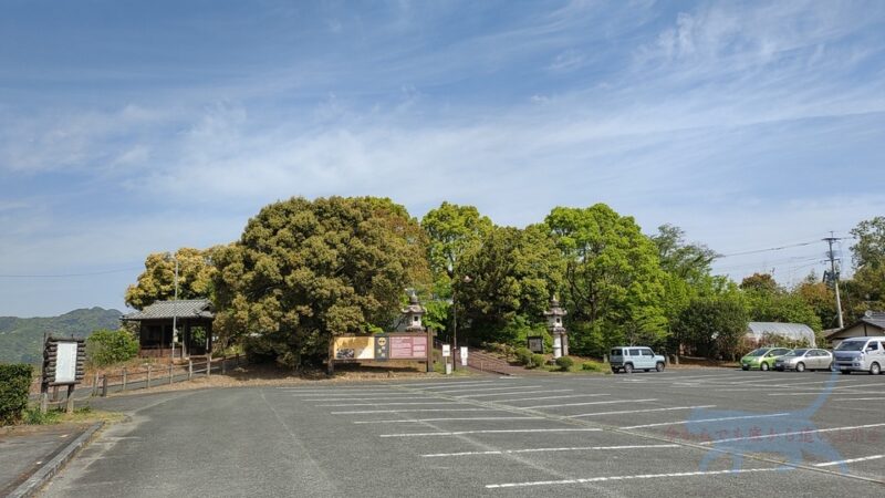田原坂公園の広い無料の駐車場　 8時00分～19時00分となっており、時間外は施錠されるようだ。