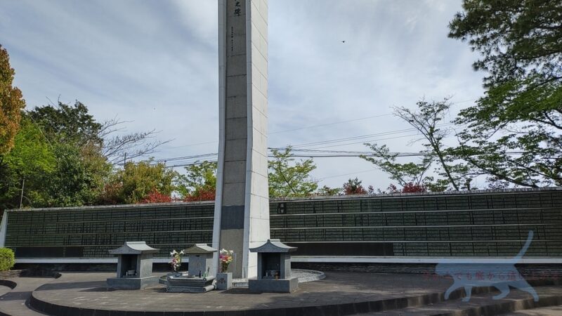 戦没者の慰霊碑：　近づくと官軍と薩摩軍の戦死者が記載されており。
掲げられている人数だけを見るとおおよそ半分。　