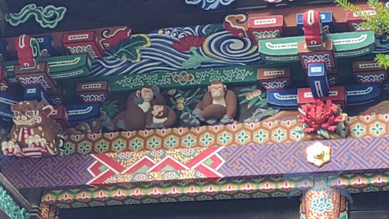 日光東照宮の三猿とは違い、秩父神社の三猿は「よく見て・よく聞いて・よく話す」と積極的な猿たち