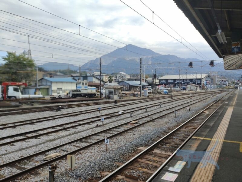 秩父駅からも石灰岩採掘のため削られ、山肌が際立つ武甲山が見える