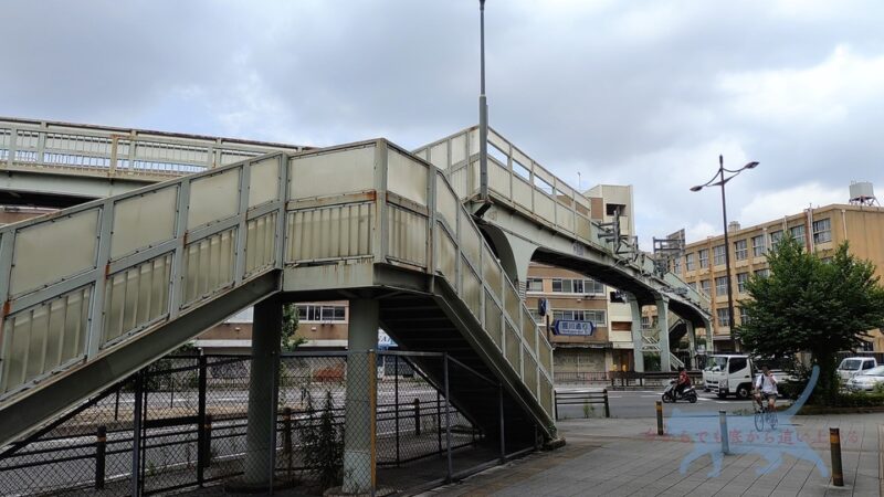 京都駅から歩いて向かっていると、途中個人的にテンションがあがる歩道橋があった。