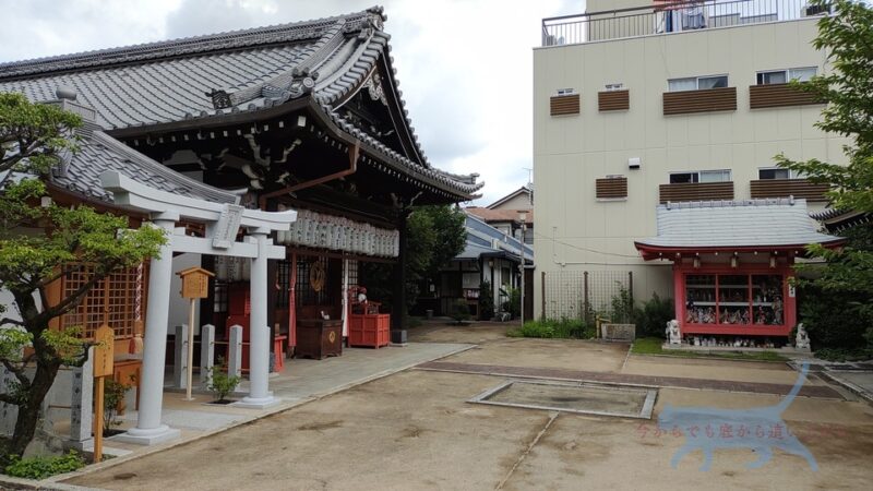 粟嶋堂宗徳寺の境内には、お寺なのに鳥居があり神仏習合の名残りあるお寺