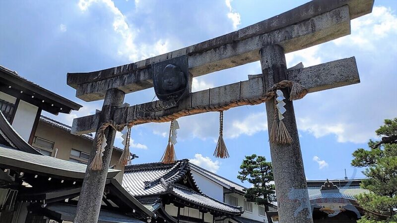 違和感を感じる京都ゑびす神社二の鳥居
